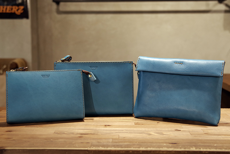 セルリアンブルーのクラッチバッグ