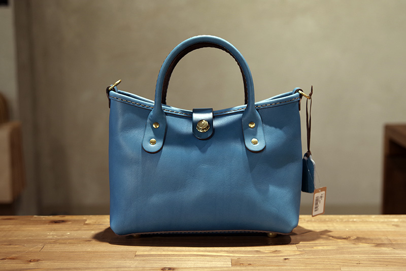 セルリアンブルーのトートバッグ