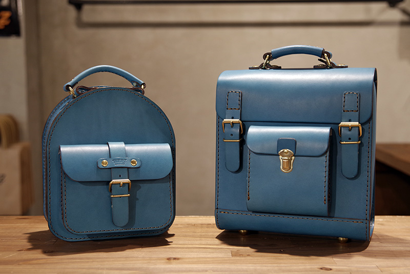 セルリアンブルーのリュック