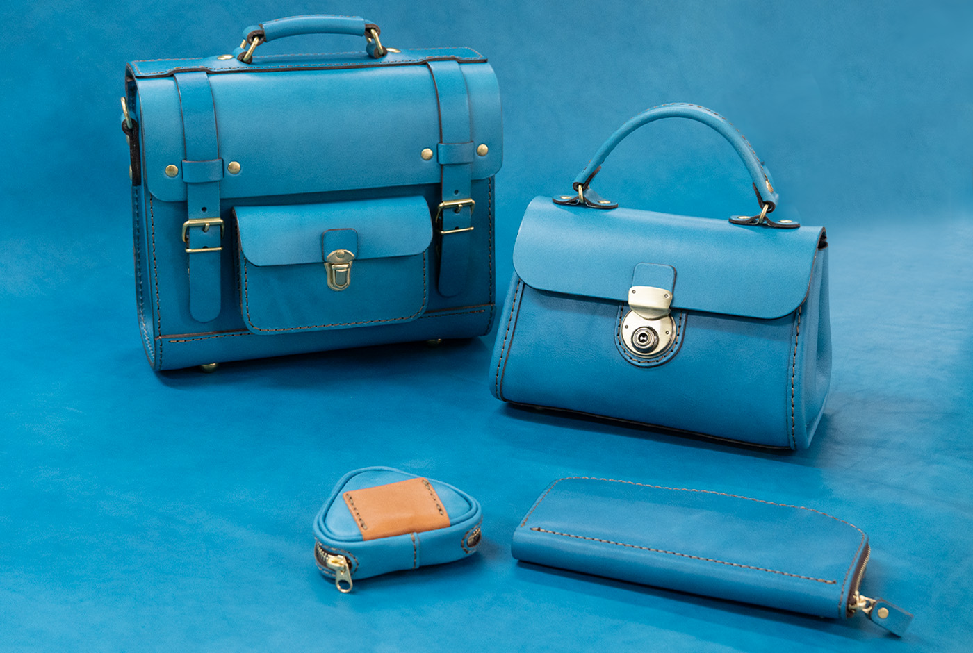 オリジナルレザーと同じ革質のセルリアンブルー