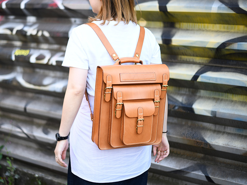 三つのかぶせと五本ベルトのリュック(SND12-04)キャメル背負い