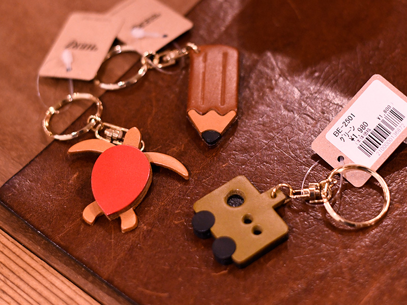 バスモキーホルダー(BE-2501)、鉛筆キーホルダー(BE-2502)、キーホルダー・ホヌ(BE-2542)