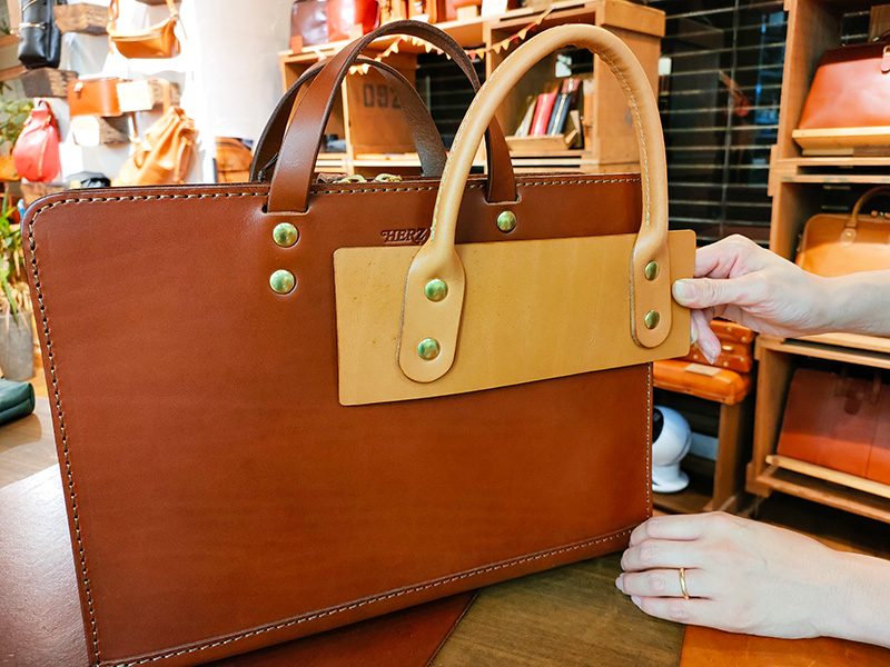 別の鞄の取っ手を当ててみた様子1