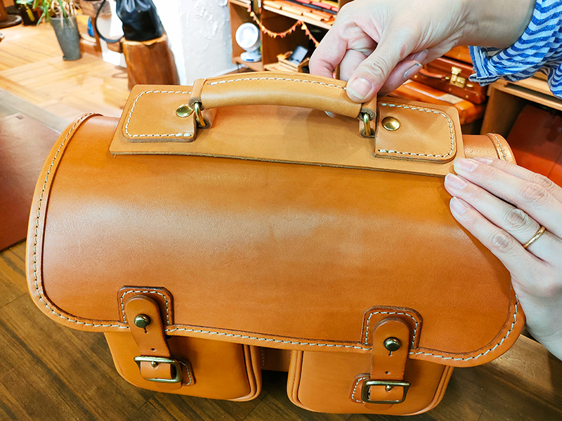 別の鞄の取っ手を当ててみた様子3