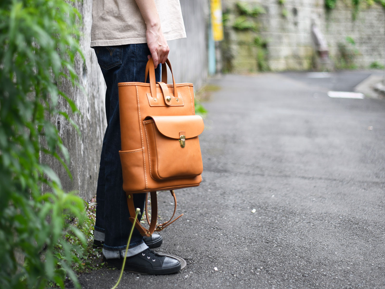 「革と共に ～ASOBI～」NET工房より、背負う（からう）トートバッグ