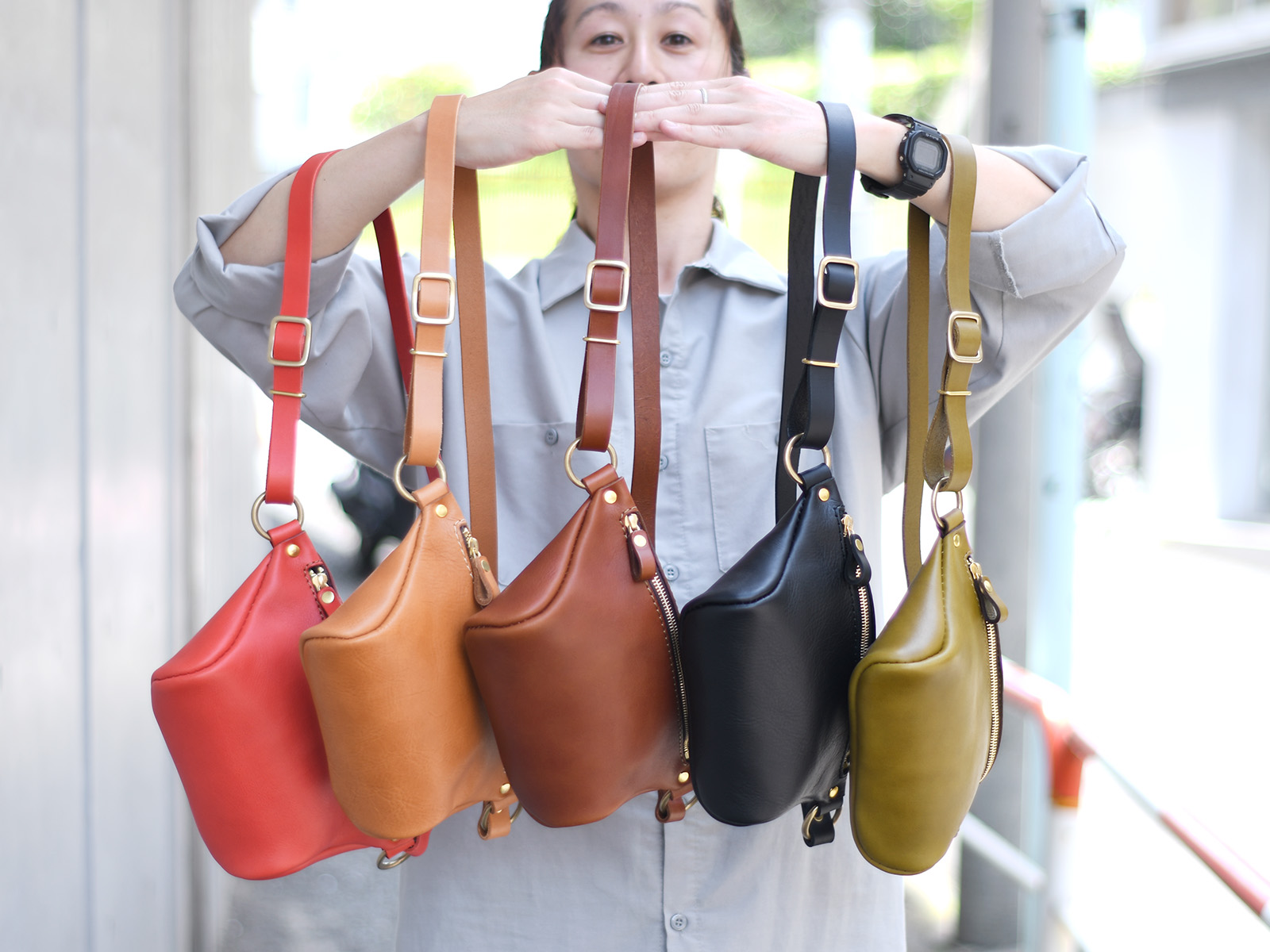 暑い季節にコンパクトなボディバッグを！