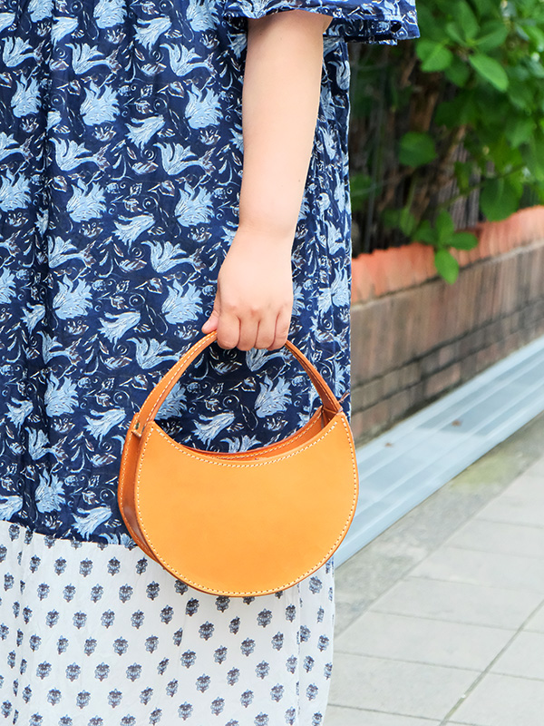 三日月ハンドバッグ(ASB-2515)キャメル/レディース着用3