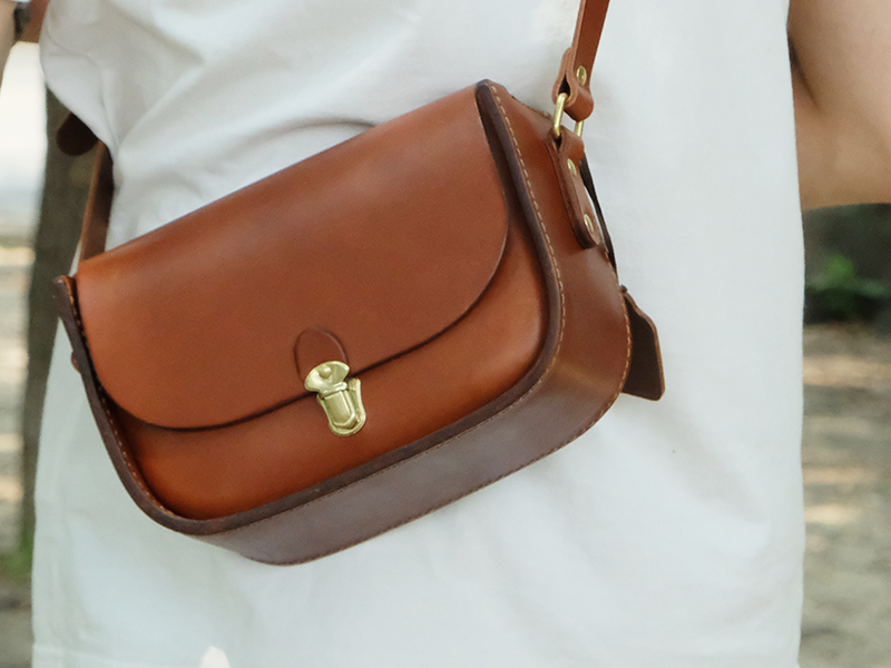 フトマチショルダー(ASB-2518)チョコ/メンズ着用1