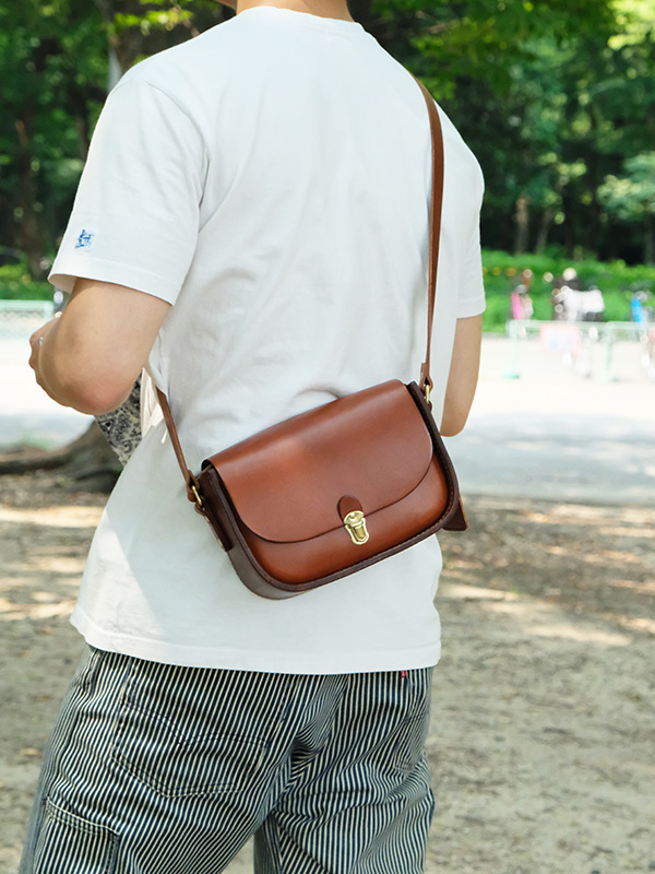 フトマチショルダー(ASB-2518)チョコ/メンズ着用2