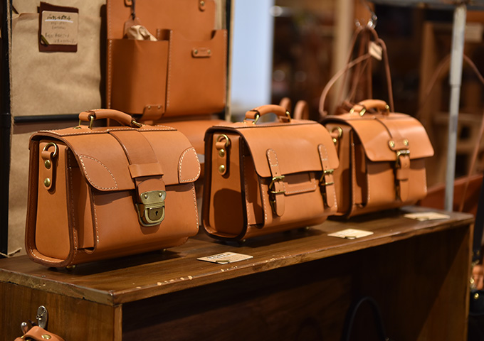 商品をご覧になりたい方は直営店舗へ5