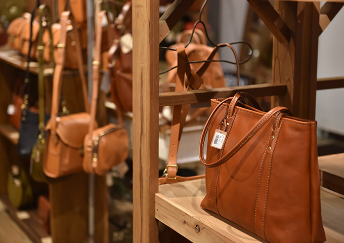 商品をご覧になりたい方は直営店舗へ3