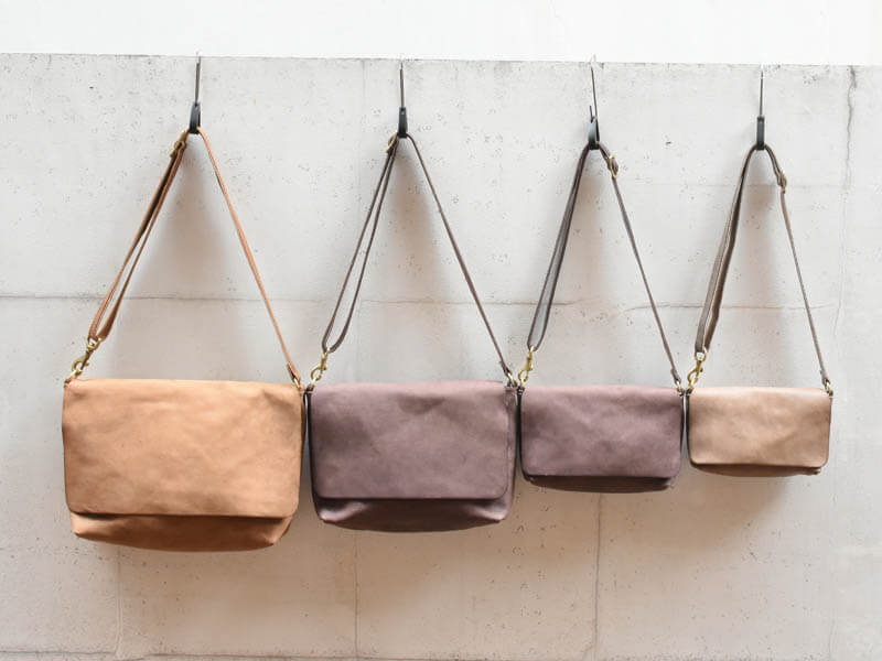 ⑥ 4サイズ展開のショルダーバッグ