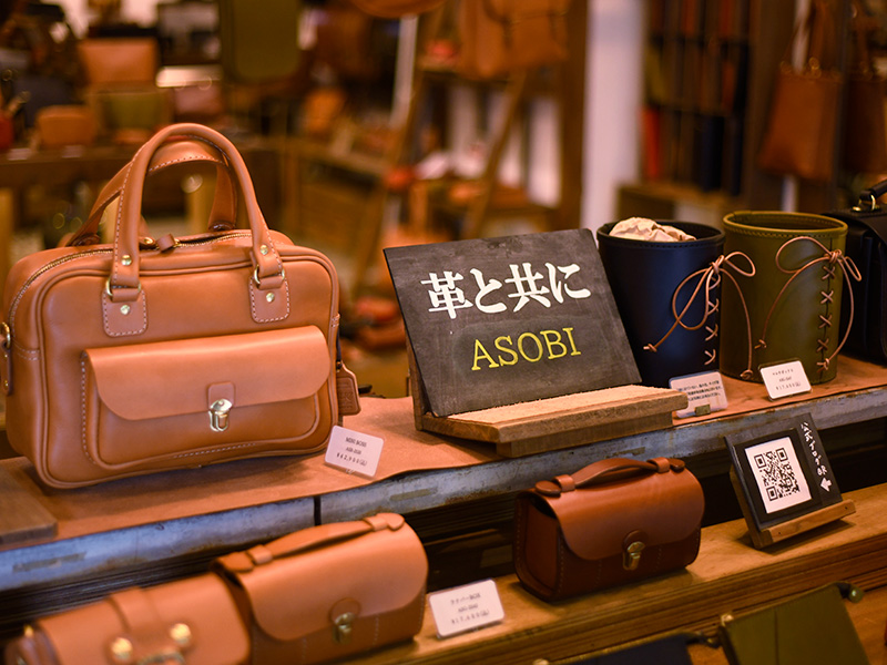 仙台店店内ディスプレイ革と共に