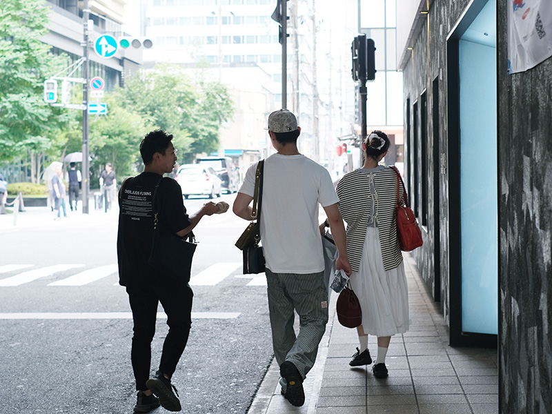 撮影に向かう大阪店スタッフ