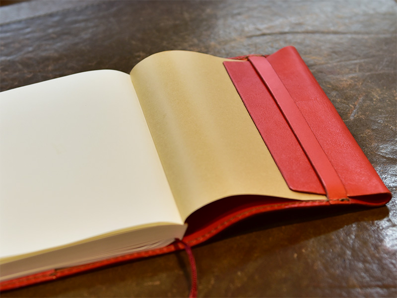 フラップブックカバー(KB-2)へ単行本ノートの収納2