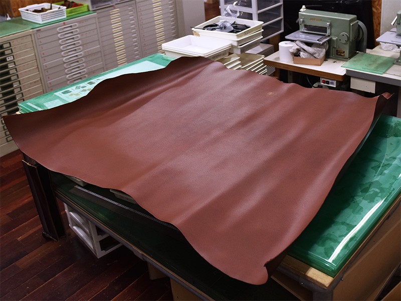 カット前の革（床面）