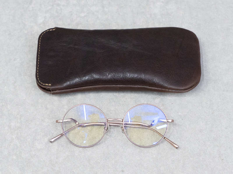 メガネケース(GS-81)_Lサイズとメガネ