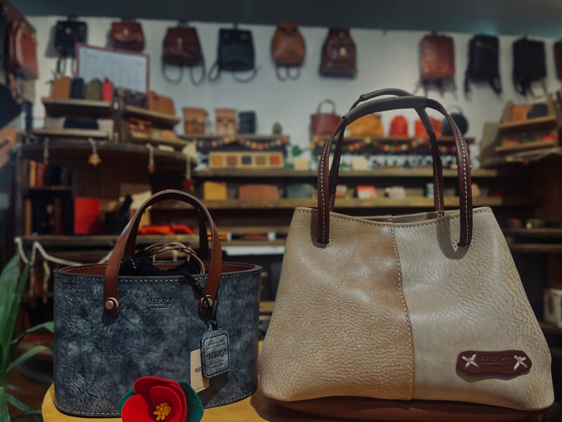 アラスカのレディースバッグ