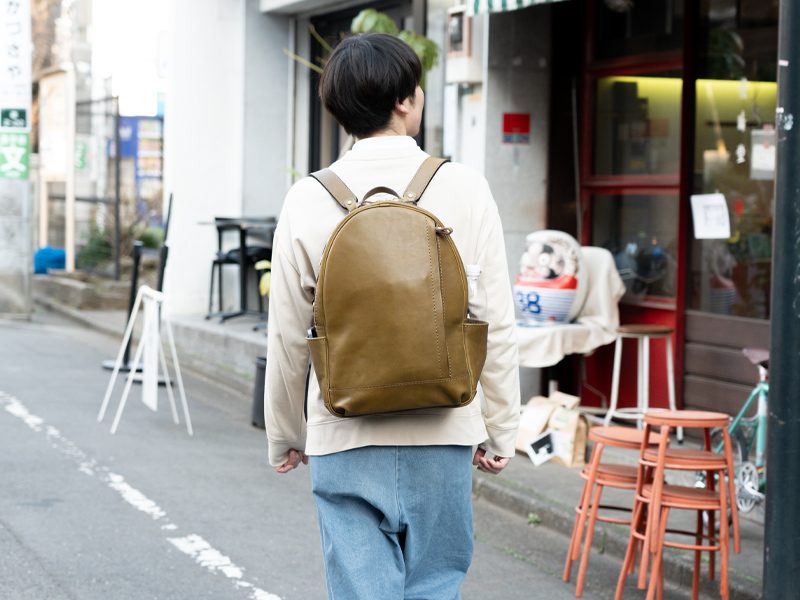 多機能デイパック(R-21)　商店街で着用