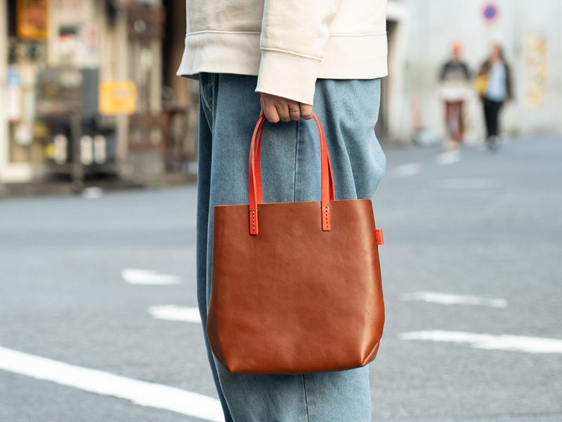 ソフト革のトートバッグ・縦型(T-205)　手持ち