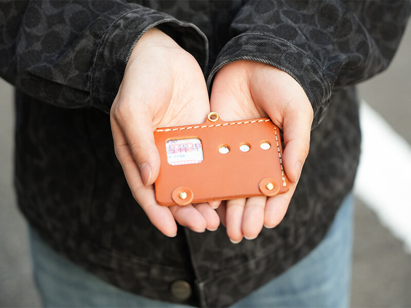 パスモケース(KC-103) 手のひらの上