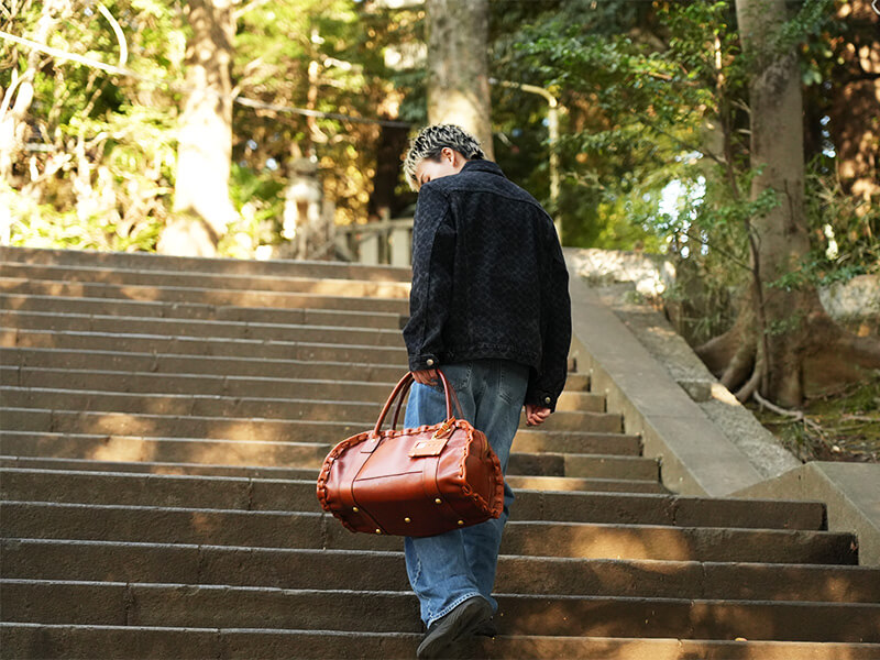 からげのボストンバッグ(A-24) 神社で着用1