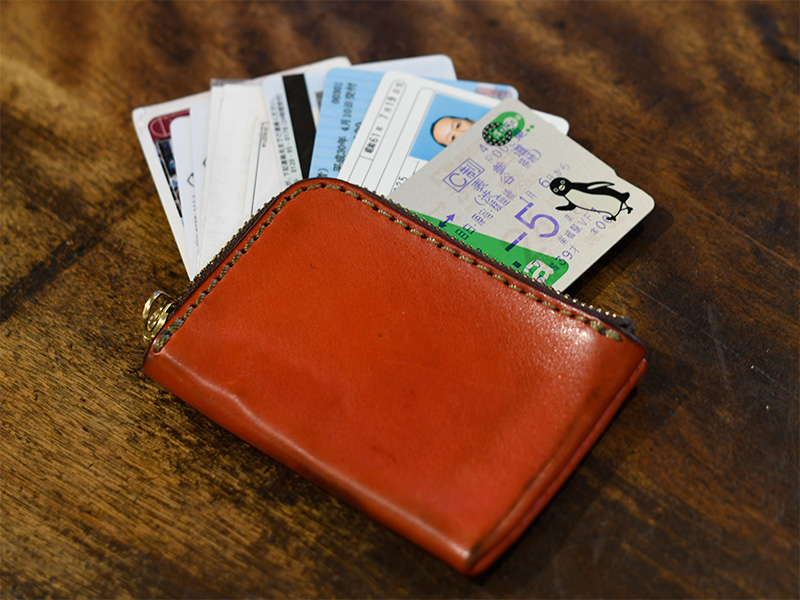 斎藤愛用のL字ファスナーカードケース(KC-122)/レッド収納例2